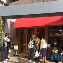 2時間待ちの人気カフェです。