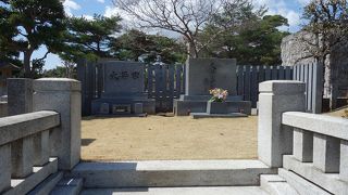 筆書きの名前が刻まれたお墓