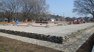 金堂跡が基壇の整備中でした。