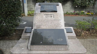 この石碑は盛りだくさんになっています。