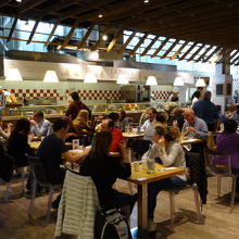 にぎわうレストラン