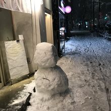 うどんだけでなく、お店の人は雪だるまも作った？