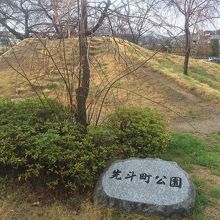古墳のような丘あり By Tera 先斗町公園 しだれ桜京庭園 のクチコミ フォートラベル