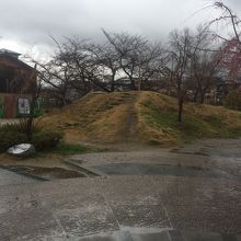 古墳のような丘あり By Tera 先斗町公園 しだれ桜京庭園 のクチコミ フォートラベル