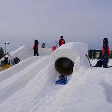 雪のトンネル広場