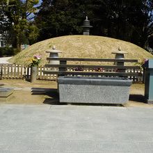 平和公園の西側にあります