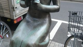 銀座花椿通りの銅像