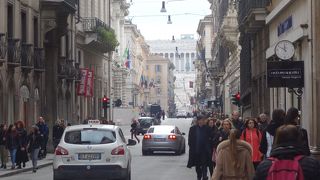 ローマの背骨。北にポポロ広場，南にエマニュエル２世の白亜の殿堂。良い目印です。