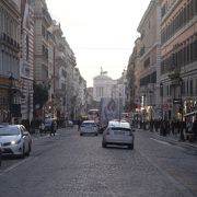 共和国広場とヴェネツィア広場をつなぐ道。東西に走る。