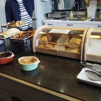 朝食バイキング。洋食も煮物もお粥もあります。