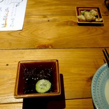 お通しは酢モツともづく