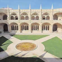 美しい中庭と回廊