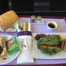 復路の前菜は半生な赤身のお魚。