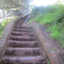 急な階段道が続きます