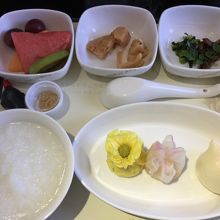 点心セットが可愛らしい朝食