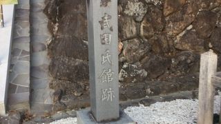 石碑と説明板がある