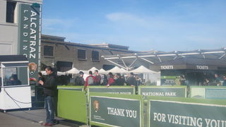 島に渡る予定のない方も、”アルカトラズ博物館”的なテイストで楽しむと良いピアです