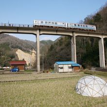 宇都井駅に進入するキハ１２０