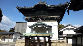 西本願寺の南東端に位置します