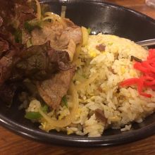 あっという間に出てきます。スープもついている。