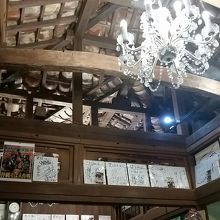 古民家なのに大きなシャンデリア