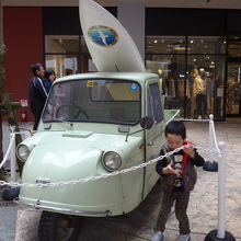 アウトレットモールに展示されていたレトロな三輪車