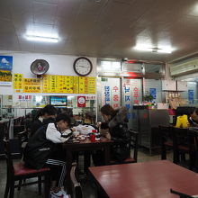 店内と壁のメニュー（日本語あり）