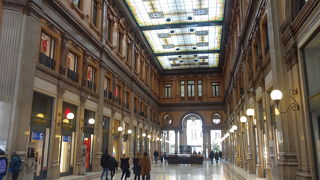 コルソ通りとトリットーネ通りの角にあるガッレリア。天井が高い。雨宿りになる。