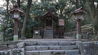 入口の小さな社