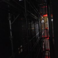 窓の外はすぐとなりのビルの壁。