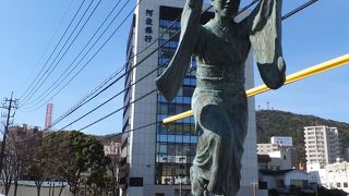 阿波踊りの像が乗ってます