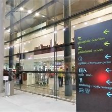 送迎車乗降場所からすぐにわかる表示あり