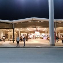 空港建物の向かいには飲食店の建物