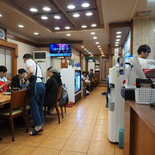 夕食には早めの17時30分頃でしたが、この混み様