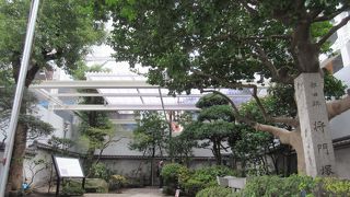 大手町オフィスビル街のど真ん中にある史跡