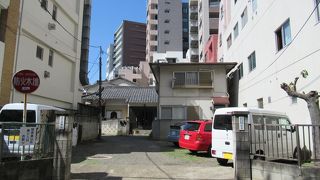 普通の住宅のような建物の寺院では と思います