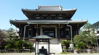 都会のビルに囲まれた閑静なお寺