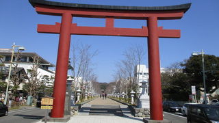 段葛入口、朱色で美しく見ごたえあります。