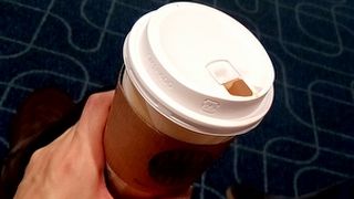 搭乗前にコーヒーを