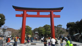 鳥居、太鼓橋越しに鶴岡八幡宮を眺めると壮観です。