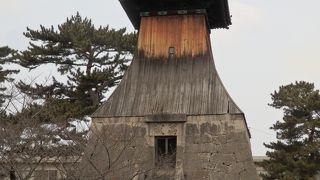 立派な木造の灯籠です。