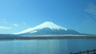 山中湖畔で駐車場が賑わっていて、人が散歩している場所