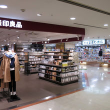 3階には大きな「無印良品」と広めの「熊沢書店」、時間つぶせま