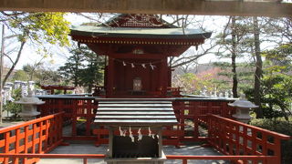 朱色神社で裏手に子宝祈願の政子石があります。