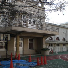 中央区立常盤小学校は、歴史的な重みを感じる重厚な建物です。