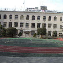 中央区立常盤小学校の校庭と北側の校舎です。３階建てです。