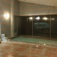 ジャグジー付きの竹炭風呂で、左側にサウナ室があります。