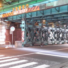 常盤橋架道橋の歩道と車道は、頑丈な鉄骨で支えられています。