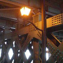常盤橋架道橋の歩道には、古い年代物と思える照明があります。