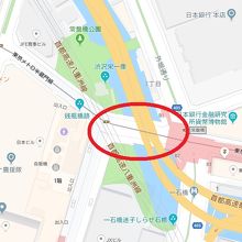 常盤橋は、日本橋川の上に、東西方向に架けられている石橋です。